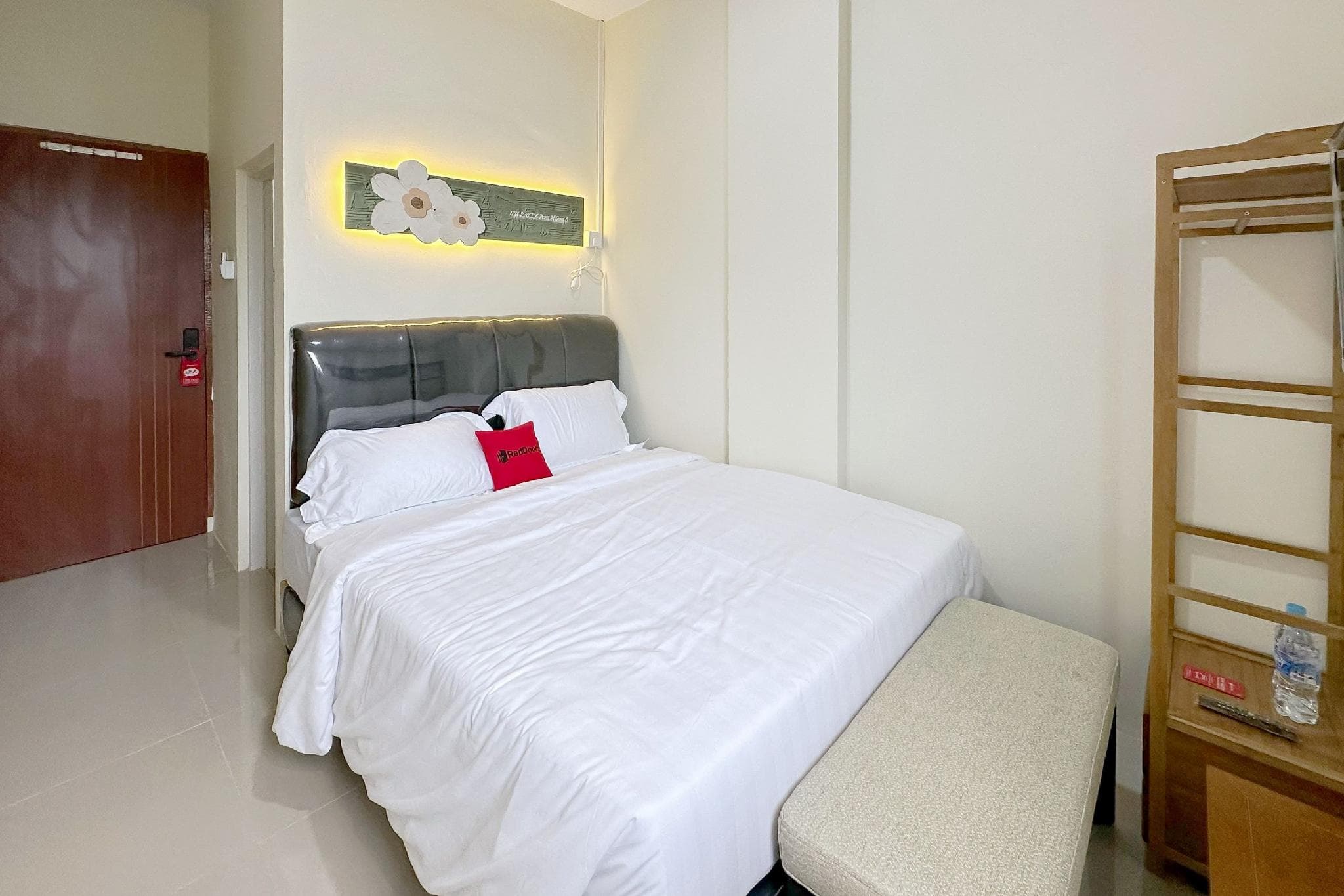 RedDoorz Plus @ Komplek ABC Batu Aji Batam