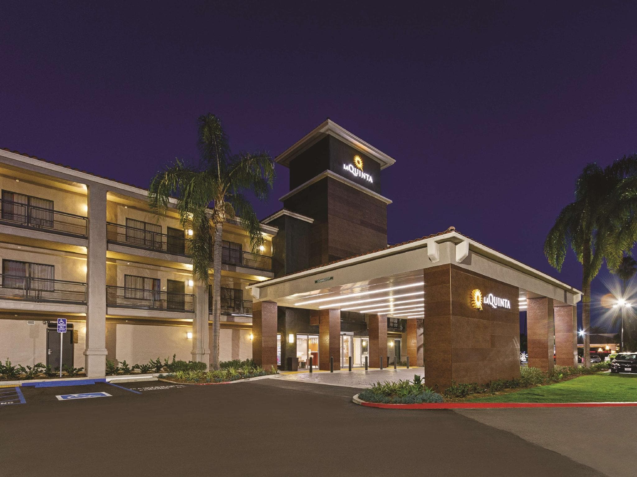 La Quinta Inn & Suites by Wyndham Orange County Airport